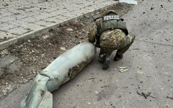 Дві КАБ, які окупанти скинули на Куп’янськ, не вибухнули. Їх знешкодили сапери. ВIДЕО Дві-КАБ,-які-окупанти-скинули-на-Куп’янськ,-не-вибухнули-Їх-знешкодили-сапери.-ВiДЕО