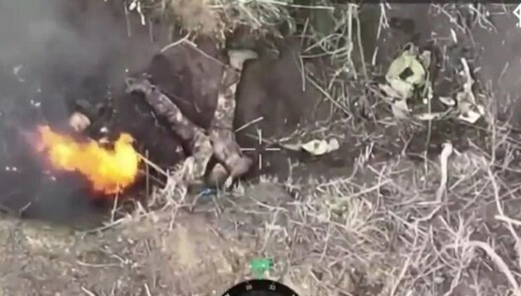 Окупант гине від детонації боєприпасів у кишенях свого загиблого товариша. ВIДЕО Окупант-гине-від-детонації-боєприпасів-у-кишенях-свого-загиблого-товариша.-ВiДЕО