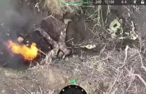Окупант гине від детонації боєприпасів у кишенях свого загиблого товариша. ВIДЕО Окупант-гине-від-детонації-боєприпасів-у-кишенях-свого-загиблого-товариша.-ВiДЕО