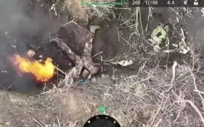 Окупант гине від детонації боєприпасів у кишенях свого загиблого товариша. ВIДЕО Окупант-гине-від-детонації-боєприпасів-у-кишенях-свого-загиблого-товариша.-ВiДЕО