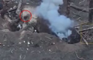 Шолом окупанта летить у повітрі після вибуху гранати під час бою в окопі. ВIДЕО Шолом-окупанта-летить-у-повітрі-після-вибуху-гранати-під-час-бою-в-окопі.-ВiДЕО