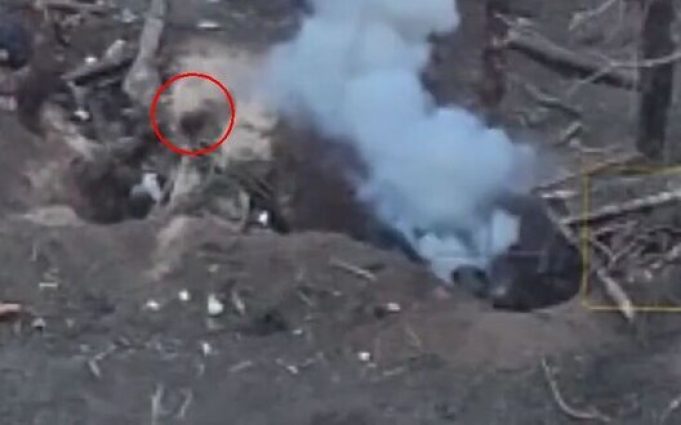 Шолом окупанта летить у повітрі після вибуху гранати під час бою в окопі. ВIДЕО Шолом-окупанта-летить-у-повітрі-після-вибуху-гранати-під-час-бою-в-окопі.-ВiДЕО