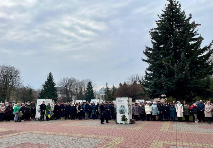З нагоди других роковин повномасштабного вторгнення у Нововолинську відбулася година пам’яті З-нагоди-других-роковин-повномасштабного-вторгнення-у-Нововолинську-відбулася-година-пам’яті