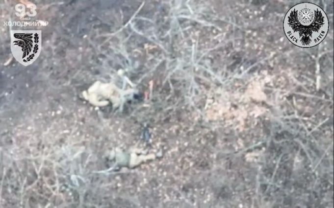 Дрон-камікадзе ліквідував одразу двох окупантів на Бахмутському напрямку. ВIДЕО Дрон-камікадзе-ліквідував-одразу-двох-окупантів-на-Бахмутському-напрямку.-ВiДЕО