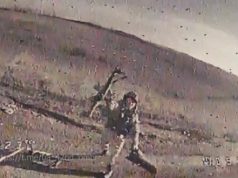 Росіянин намагається збити FPV-дрон, кидаючи у нього автомат на Бахмутському напрямку. ВIДЕО Росіянин-намагається-збити-fpv-дрон,-кидаючи-у-нього-автомат-на-Бахмутському-напрямку.-ВiДЕО