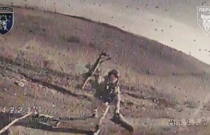 Росіянин намагається збити FPV-дрон, кидаючи у нього автомат на Бахмутському напрямку. ВIДЕО Росіянин-намагається-збити-fpv-дрон,-кидаючи-у-нього-автомат-на-Бахмутському-напрямку.-ВiДЕО