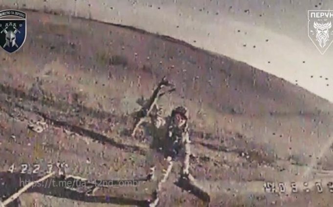 Росіянин намагається збити FPV-дрон, кидаючи у нього автомат на Бахмутському напрямку. ВIДЕО Росіянин-намагається-збити-fpv-дрон,-кидаючи-у-нього-автомат-на-Бахмутському-напрямку.-ВiДЕО
