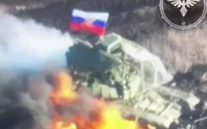 Горить російський танк, який підірвався на міні під Авдіївкою. ВIДЕО Горить-російський-танк,-який-підірвався-на-міні-під-Авдіївкою.-ВiДЕО