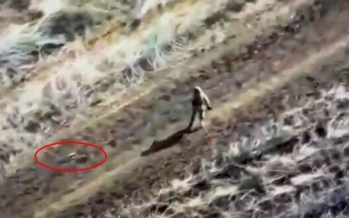 Окупант марно намагається утекти від українського дрона. ВIДЕО Окупант-марно-намагається-утекти-від-українського-дрона.-ВiДЕО