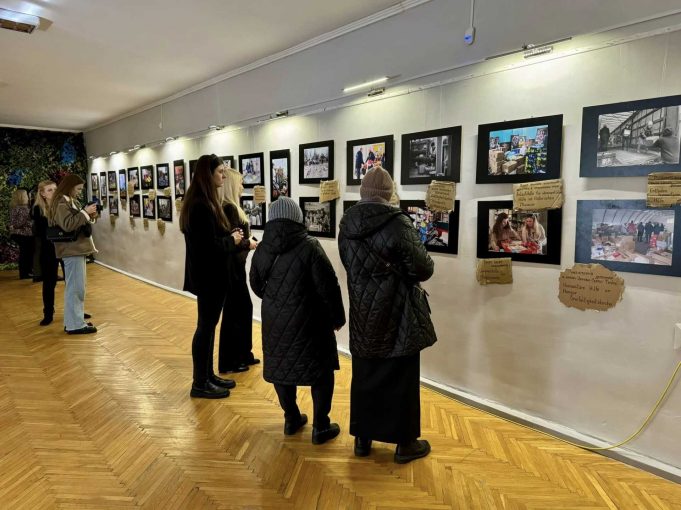 «Скільки ще?»: Фотовиставка про життя Нововолинська під час війни «Скільки-ще?»:-Фотовиставка-про-життя-Нововолинська-під-час-війни