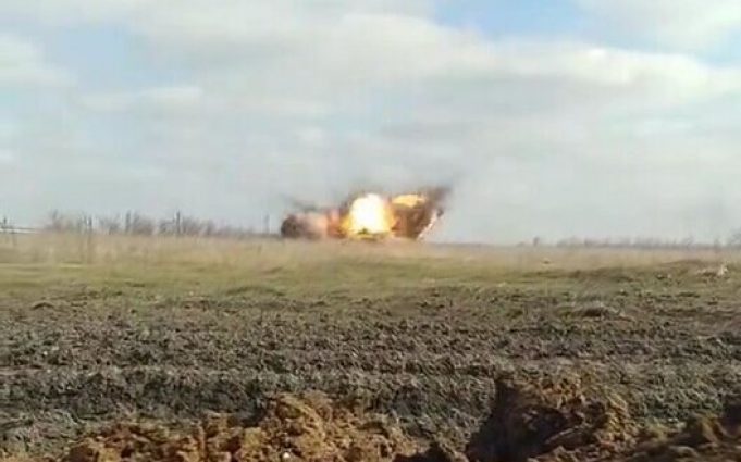 Горить ворожа БМП, яка підірвалась на міні на Авдіївському напрямку. ВIДЕО Горить-ворожа-БМП,-яка-підірвалась-на-міні-на-Авдіївському-напрямку.-ВiДЕО
