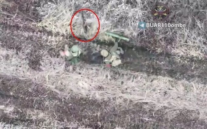 Окупант на полі бою викидає свою зброю, щоб легше було утікати. ВIДЕО Окупант-на-полі-бою-викидає-свою-зброю,-щоб-легше-було-утікати.-ВiДЕО