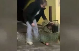 У Росії невідомий побив “героя СВО”: “Мразь, бл#дь! Чмо #баное! Съ#бался нах#й!”. ВIДЕО У-Росії-невідомий-побив-“героя-СВО”:-“Мразь,-бл#дь!-Чмо-#баное!-Съ#бался-нах#й!”.-ВiДЕО