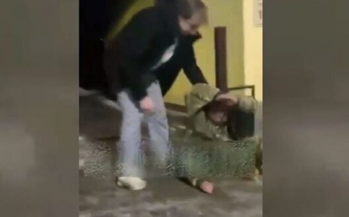 У Росії невідомий побив “героя СВО”: “Мразь, бл#дь! Чмо #баное! Съ#бался нах#й!”. ВIДЕО У-Росії-невідомий-побив-“героя-СВО”:-“Мразь,-бл#дь!-Чмо-#баное!-Съ#бался-нах#й!”.-ВiДЕО