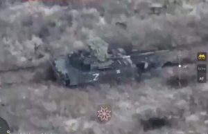 Знищення російського танка прямим влучанням дрона-камікадзе. ВIДЕО Знищення-російського-танка-прямим-влучанням-дрона-камікадзе.-ВiДЕО