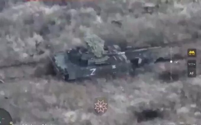Знищення російського танка прямим влучанням дрона-камікадзе. ВIДЕО Знищення-російського-танка-прямим-влучанням-дрона-камікадзе.-ВiДЕО