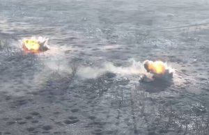 Два ворожі БТР одночасно вибухають на мінах під час спроби розпочати штурм. ВIДЕО Два-ворожі-БТР-одночасно-вибухають-на-мінах-під-час-спроби-розпочати-штурм.-ВiДЕО