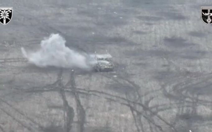 Сили оборони знищили дві гармати та одну БМП окупантів дронами-камікадзе. ВIДЕО Сили-оборони-знищили-дві-гармати-та-одну-БМП-окупантів-дронами-камікадзе.-ВiДЕО