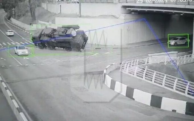 У російському Сочі перекинувся новітній ЗГРК “Панцирь-С1”. ВIДЕО камер спостереження У-російському-Сочі-перекинувся-новітній-ЗГРК-“Панцирь-С1”.-ВiДЕО-камер-спостереження
