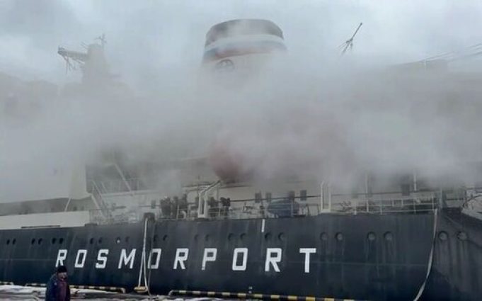 У порту російського Санкт-Петербурга загорівся криголам “Ермак”. ВIДЕО У-порту-російського-Санкт-Петербурга-загорівся-криголам-“Ермак”.-ВiДЕО
