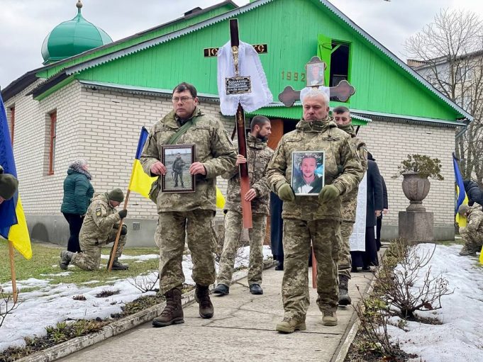 Провели в останню дорогу двох Героїв. 33-річний Олександр Карабін і 30-річний Володимир Кузьменко
