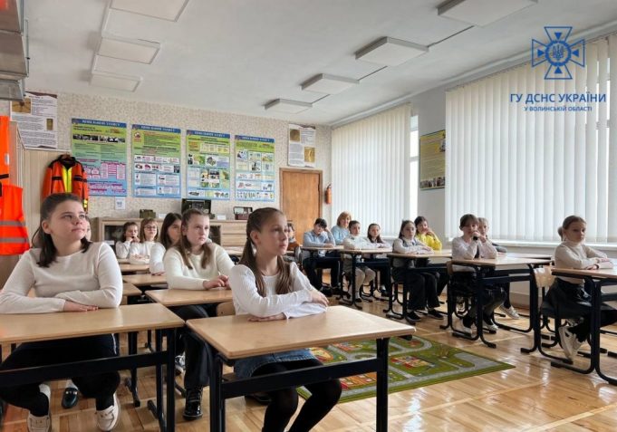 Фахівці ДСНС провели заняття для ліцеїстів Нововолинського ліцею на базі класу безпеки.