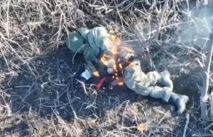 Ліквідований окупант догорає у кущах. ВIДЕО 18+ Ліквідований-окупант-догорає-у-кущах.-ВiДЕО-18+