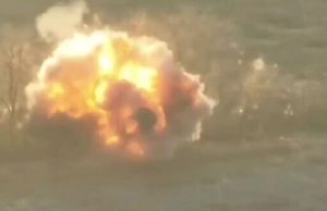 Наземний дрон-камікадзе з протитанковими мінами ТМ-62 атакує позицію окупантів. ВIДЕО Наземний-дрон-камікадзе-з-протитанковими-мінами-ТМ-62-атакує-позицію-окупантів.-ВiДЕО