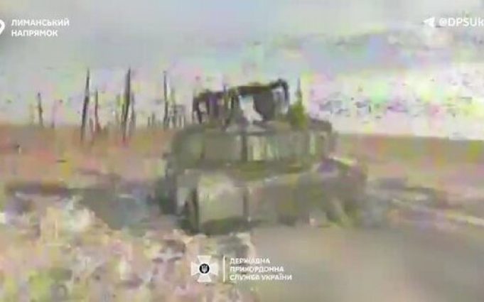 Прикордонники знищили ворожий танк на Лиманському напрямку. ВIДЕО Прикордонники-знищили-ворожий-танк-на-Лиманському-напрямку.-ВiДЕО