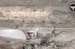 Дрон-камікадзе ліквідував окупанта біля покинутої ворожої бронетехніки. ВIДЕО Дрон-камікадзе-ліквідував-окупанта-біля-покинутої-ворожої-бронетехніки.-ВiДЕО