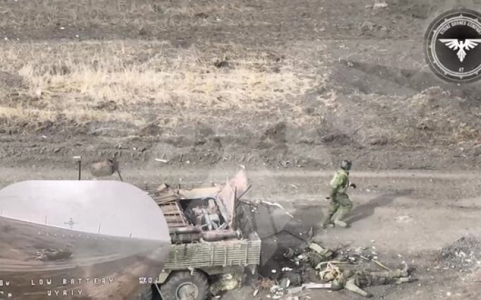 Дрон-камікадзе ліквідував окупанта біля покинутої ворожої бронетехніки. ВIДЕО Дрон-камікадзе-ліквідував-окупанта-біля-покинутої-ворожої-бронетехніки.-ВiДЕО