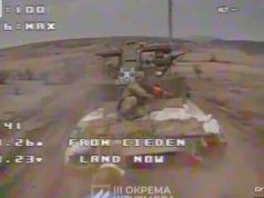 Росіянин, який їде на броні танка, намагається збити дрон, кинувши в нього автомат. ВIДЕО Росіянин,-який-їде-на-броні-танка,-намагається-збити-дрон,-кинувши-в-нього-автомат.-ВiДЕО