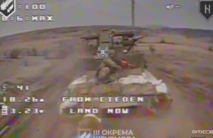 Росіянин, який їде на броні танка, намагається збити дрон, кинувши в нього автомат. ВIДЕО Росіянин,-який-їде-на-броні-танка,-намагається-збити-дрон,-кинувши-в-нього-автомат.-ВiДЕО