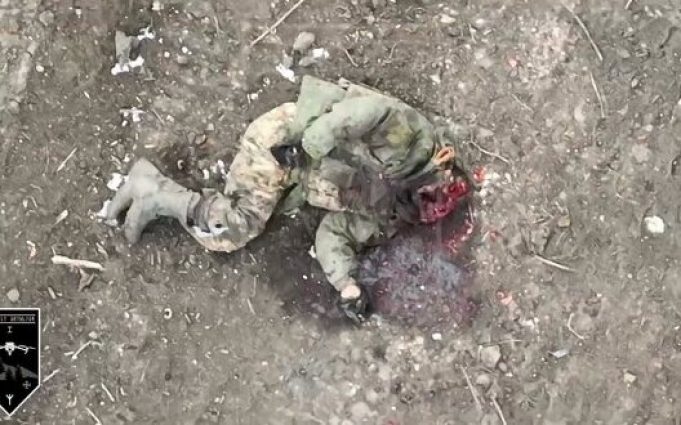 Росіянину відірвало голову після влучання боєприпасу з українського дрона. ВIДЕО Росіянину-відірвало-голову-після-влучання-боєприпасу-з-українського-дрона.-ВiДЕО