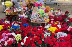 Атака РФ на Одесу: Люди несуть квіти та іграшки до зруйнованої багатоповерхівки, де загинуло 5... Атака-РФ-на-Одесу:-Люди-несуть-квіти-та-іграшки-до-зруйнованої-багатоповерхівки,-де-загинуло-5.