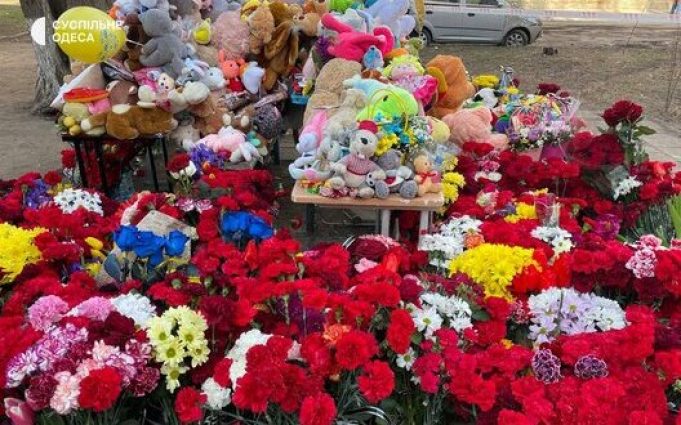 Атака РФ на Одесу: Люди несуть квіти та іграшки до зруйнованої багатоповерхівки, де загинуло 5... Атака-РФ-на-Одесу:-Люди-несуть-квіти-та-іграшки-до-зруйнованої-багатоповерхівки,-де-загинуло-5.