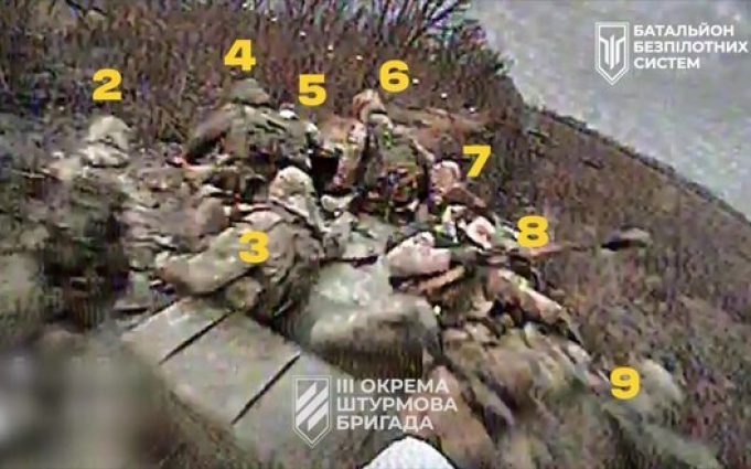 FPV-дрон ліквідував групу окупантів, які їхали на броні БМП. ВIДЕО fpv-дрон-ліквідував-групу-окупантів,-які-їхали-на-броні-БМП.-ВiДЕО