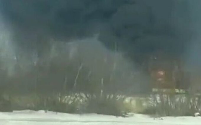 НП на Бєлгородщині: у МНС підтвердили влучання БПЛА в нафтобазу, горить резервуар. ВIДЕО НП-на-Бєлгородщині:-у-МНС-підтвердили-влучання-БПЛА-в-нафтобазу,-горить-резервуар.-ВiДЕО