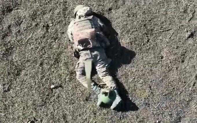 Пів окупанта зникло після скиду гранати з українського дрона. ВIДЕО 18+ Пів-окупанта-зникло-після-скиду-гранати-з-українського-дрона.-ВiДЕО-18+