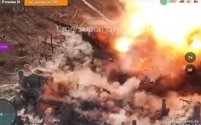 Ворожа бронемашина розлітається на друзки після детонації. ВIДЕО Ворожа-бронемашина-розлітається-на-друзки-після-детонації.-ВiДЕО