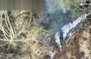 Прикордонники уразили три бліндажі росіян на Харківщині. ВIДЕО Прикордонники-уразили-три-бліндажі-росіян-на-Харківщині.-ВiДЕО