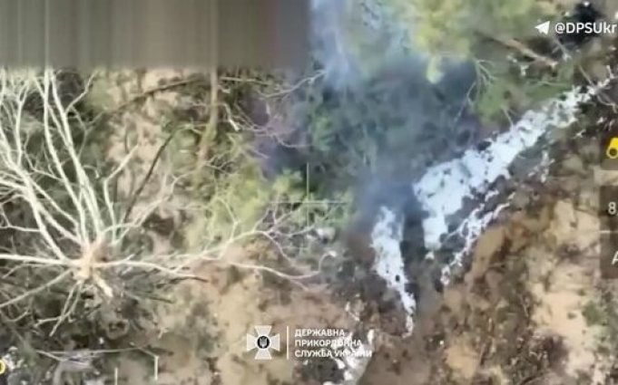 Прикордонники уразили три бліндажі росіян на Харківщині. ВIДЕО Прикордонники-уразили-три-бліндажі-росіян-на-Харківщині.-ВiДЕО