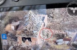 Дрон-камікадзе атакував будинок поблизу Авдіївки, у якому ховались окупанти. ВIДЕО Дрон-камікадзе-атакував-будинок-поблизу-Авдіївки,-у-якому-ховались-окупанти.-ВiДЕО