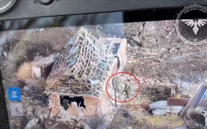 Дрон-камікадзе атакував будинок поблизу Авдіївки, у якому ховались окупанти. ВIДЕО Дрон-камікадзе-атакував-будинок-поблизу-Авдіївки,-у-якому-ховались-окупанти.-ВiДЕО