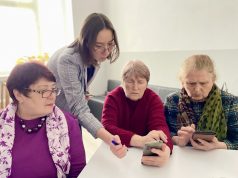Близько 20 людей елегантного віку відвідують навчання з цифрової грамотності (відео) Близько-20-людей-елегантного-віку-відвідують-навчання-з-цифрової-грамотності-(відео)