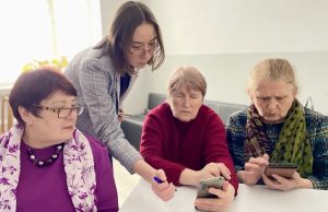 Близько 20 людей елегантного віку відвідують навчання з цифрової грамотності (відео) Близько-20-людей-елегантного-віку-відвідують-навчання-з-цифрової-грамотності-(відео)