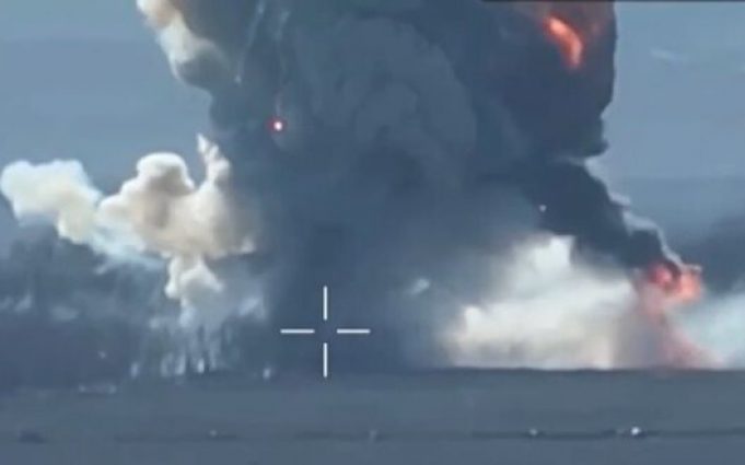 Ворожа БМД-4М вибухає після влучання українського дрона. ВIДЕО Ворожа-БМД-4М-вибухає-після-влучання-українського-дрона.-ВiДЕО