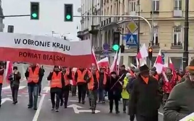Польські фермери розпочали генеральний страйк біля будинку уряду у Варшаві. ВIДЕО Польські-фермери-розпочали-генеральний-страйк-біля-будинку-уряду-у-Варшаві.-ВiДЕО