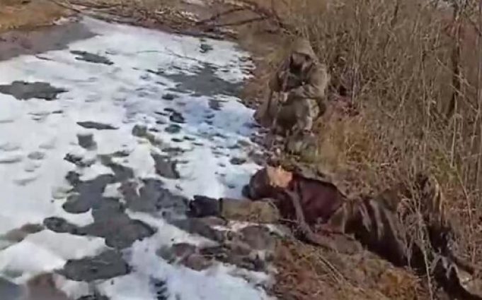 Прикордонники беруть у полон росіянина: “Підніми руки, ти в мене на прицілі, лягай на спину,... Прикордонники-беруть-у-полон-росіянина:-“Підніми-руки,-ти-в-мене-на-прицілі,-лягай-на-спину,.