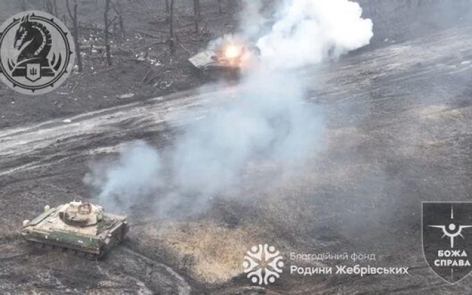 “Bradley” M2A2 впритул розстрілює ворожу БМП-2 поблизу Авдіївки. ВIДЕО “bradley”-m2a2-впритул-розстрілює-ворожу-БМП-2-поблизу-Авдіївки.-ВiДЕО